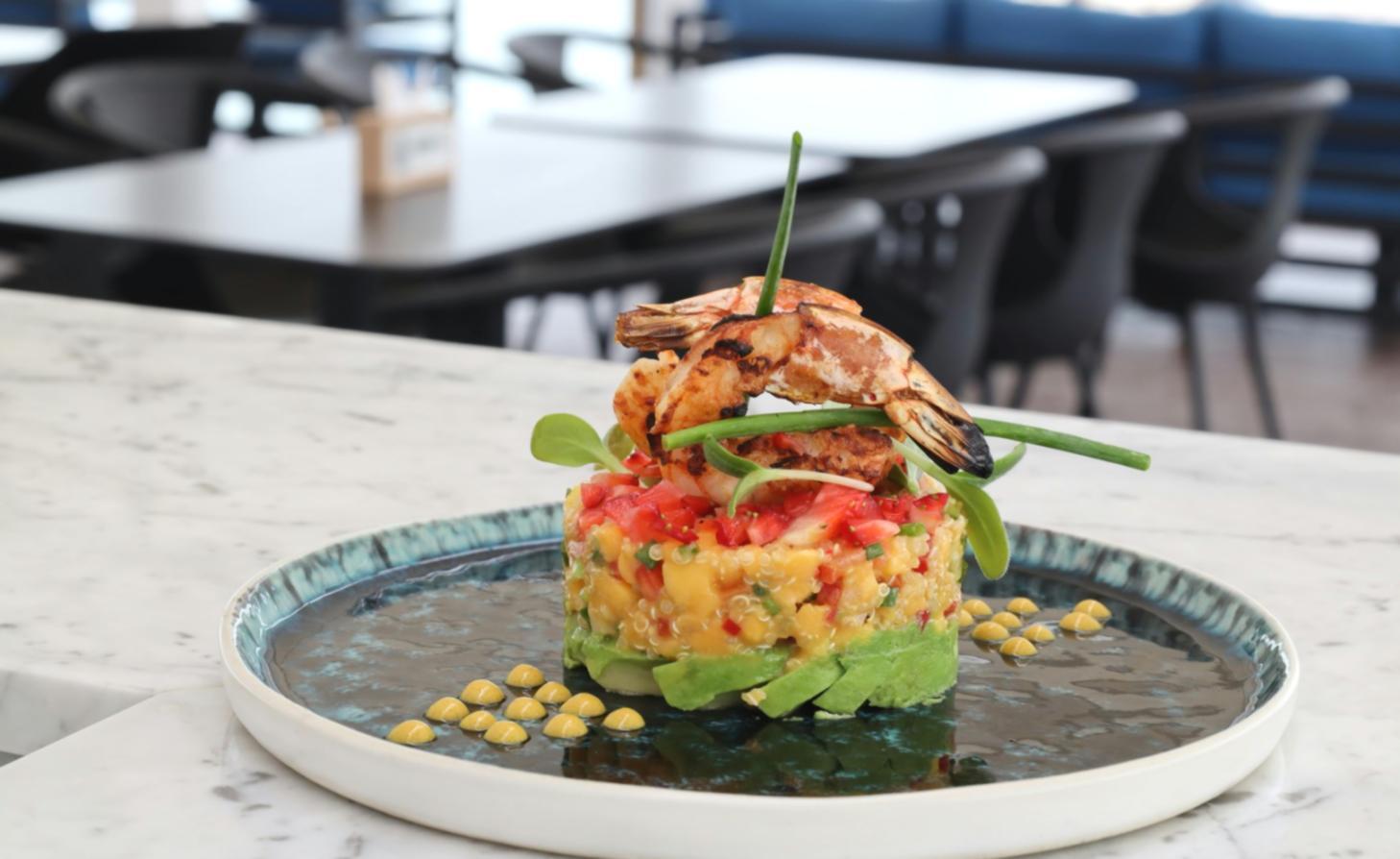 Процес підготовки інгредієнтів на столі